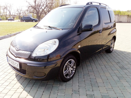 Toyota Yaris Verso 2003