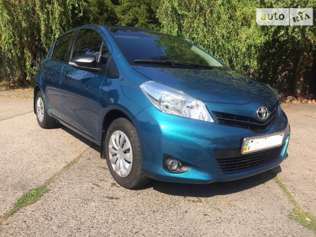 Toyota Yaris 1.3 CVT (99 л.с.) 2013