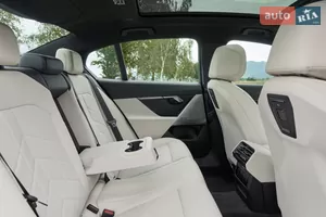 Комфорт другого ряду - Новий BMW 5 Series G60 седан