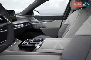 Все логично и удобно - Новый BMW i7 G70 седан