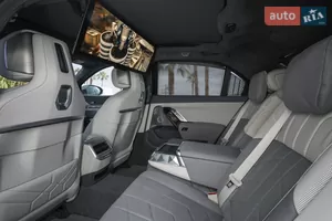 Домашний кинотеатр в дороге - Новый BMW i7 G70 седан