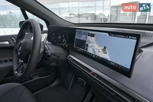 Большой цельный дисплей - Новый BMW iX i20 (FL) кроссовер