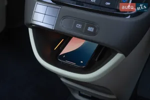 Зручна бездротова зарядка - Новий Hyundai Inster EV 1 поколение кросовер