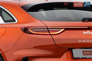 Характерная световая полоса Kia ProCeed - Kia ProCeed 3 поколение (FL) универсал