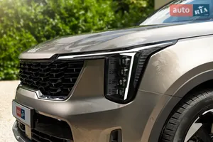 Футуристична оптика "змійник" у Kia Sorento - Новий Kia Sorento 4 поколение (FL) кросовер