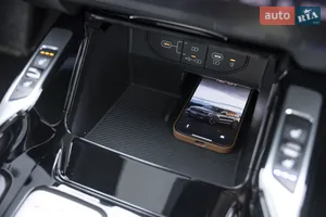 Центральна консоль із бездротовою зарядкою та USB-C - Новий Kia Sorento 4 поколение (FL) кросовер