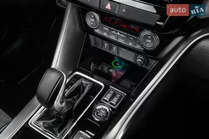 Беспроводная зарядка – современное удобство в сердце салона - Новый Mitsubishi Eclipse Cross 1 поколение (FL) кроссовер