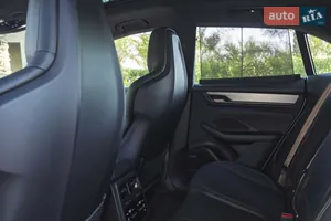 Комфортний задній ряд - Новий Porsche Macan 2 поколение кросовер