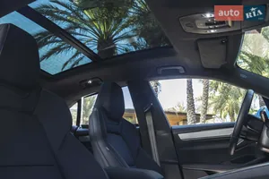 Панорамний дах і простір - Новий Porsche Macan 2 поколение кросовер