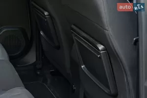 Сервис под рукой: складные столики в спинках сидений Renault Taliant - Новый Renault Taliant 1 поколение седан