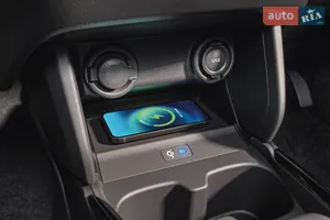 Удобная беспроводная зарядка в авто - Новый Suzuki Swift 7 поколение хэтчбек