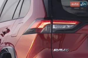 Фирменная графика LED-оптики - Новый Toyota RAV4 PHEV 5 поколение (FL) кроссовер