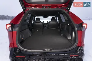 Вместительный багажник - Новый Toyota RAV4 PHEV 5 поколение (FL) кроссовер