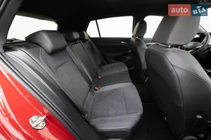 Мягкие сиденья и надежная поддержка - Новый Volkswagen Golf 8 поколение (FL) хэтчбек