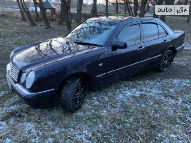 Mercedes-Benz E 240