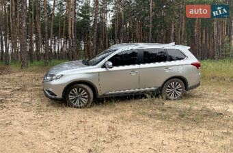 Mitsubishi Outlander  2019