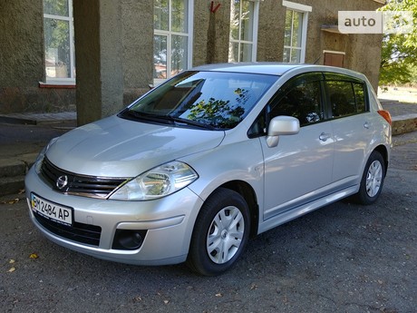 Nissan TIIDA 2011