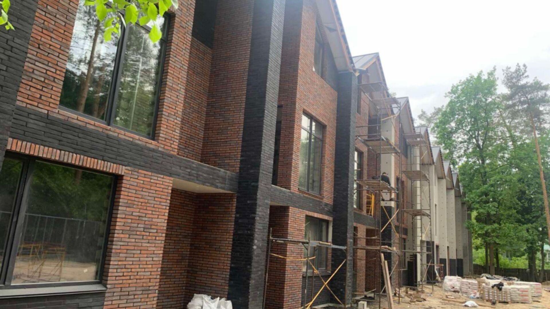 Состоянием на май 2025 года Таунхаус Forest Lane ход строительства фото 868281