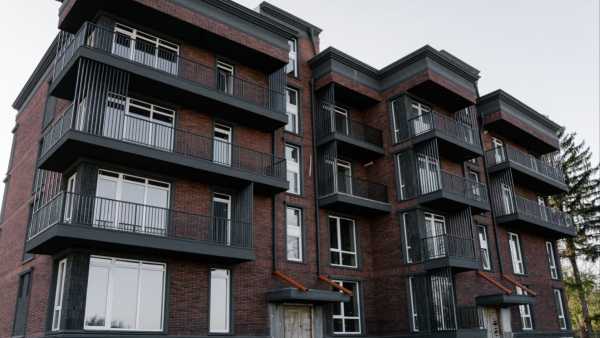 Станом на листопад 2025 року Клубний будинок Безпечний дім хід будівництва фото 936388