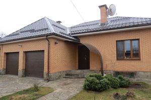 Продається одноповерховий будинок 198.4 кв. м з балконом