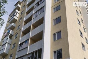 Продается нежилое помещение в жилом доме 140.9 кв. м в 10-этажном здании