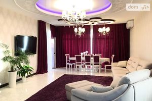Продается дом на 3 этажа 400 кв. м с балконом