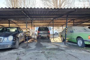 Здається в оренду місце на стоянці під легкове авто на 12 кв. м