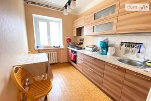 Продається 3-кімнатна квартира 70 кв. м у Полтаві