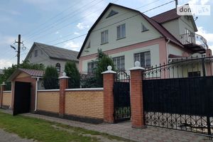 Продается дом на 3 этажа 200 кв. м с беседкой