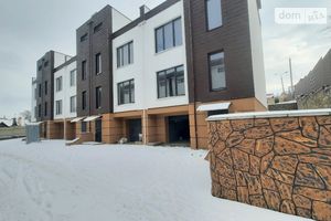 Продается дом на 3 этажа 273.5 кв. м с участком