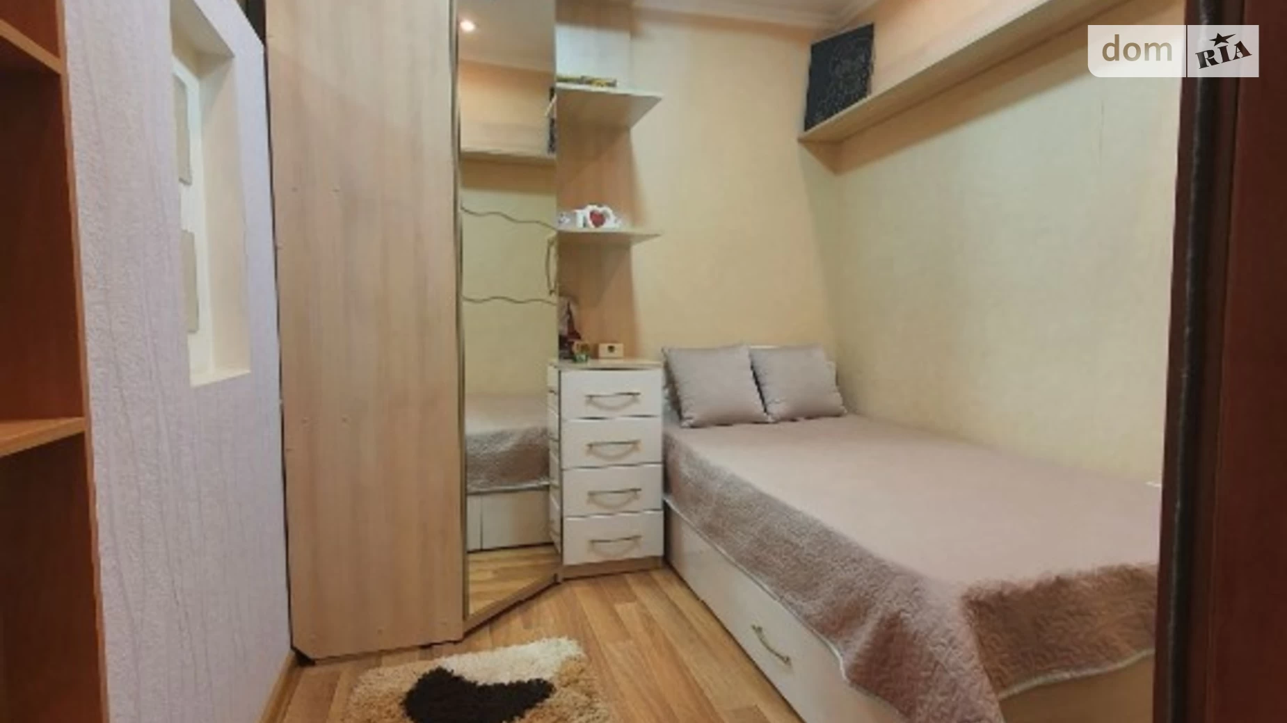 Продается 1-комнатная квартира 32 кв. м в Днепре, просп. Хмельницкого Богдана