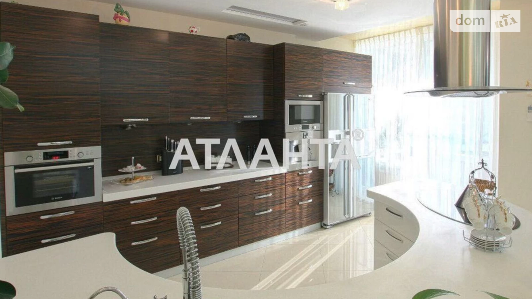 Продается 4-комнатная квартира 215 кв. м в Одессе, ул. Литературная, 1А