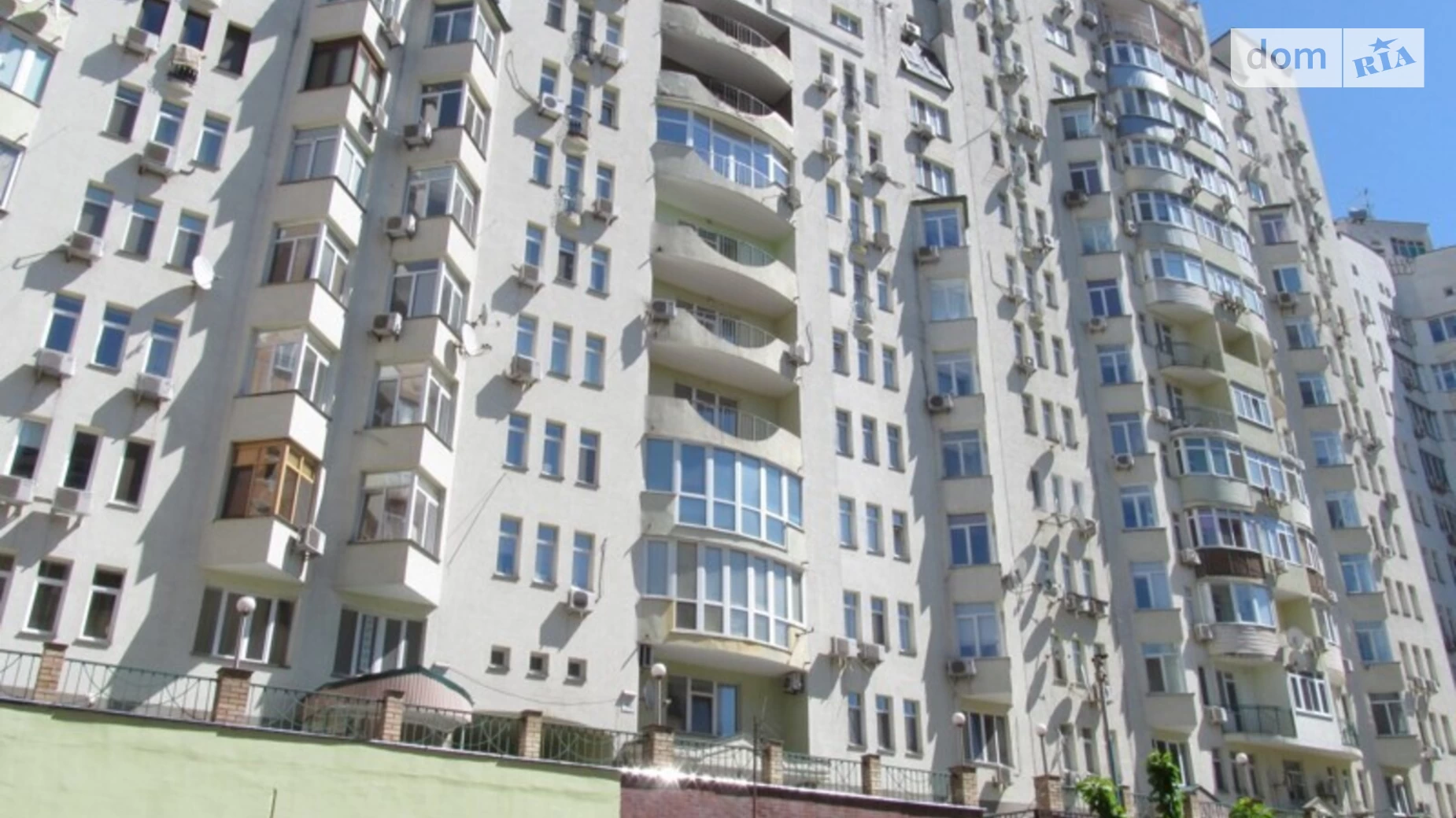 Продається 4-кімнатна квартира 156 кв. м у Києві, вул. Дмитрівська, 56Б