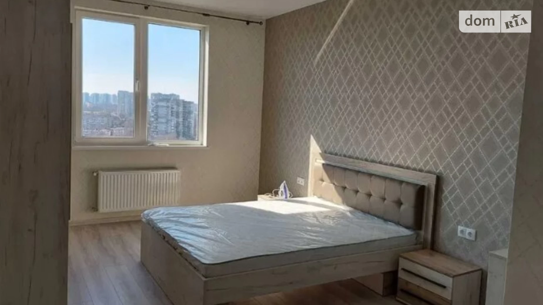 Продається 2-кімнатна квартира 74.7 кв. м у Одесі, вул. Середньофонтанська