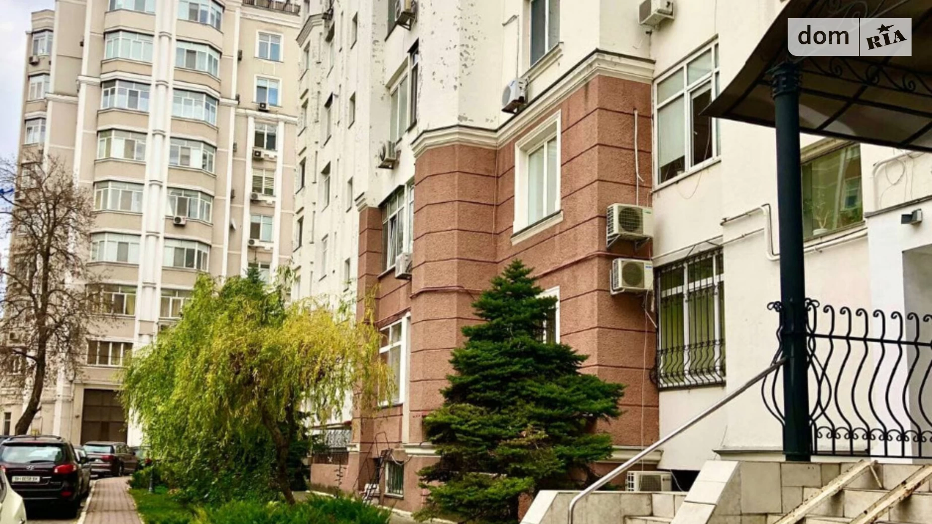Продается 3-комнатная квартира 187 кв. м в Одессе, ул. Довженко, 6