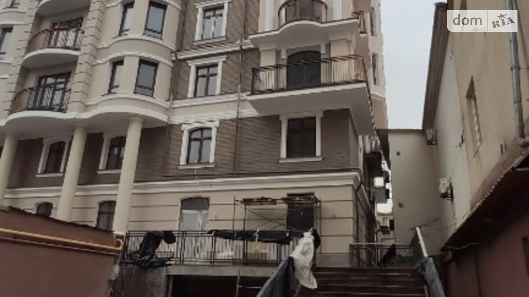 Продается 4-комнатная квартира 219 кв. м в Одессе, ул. Бориса Литвака
