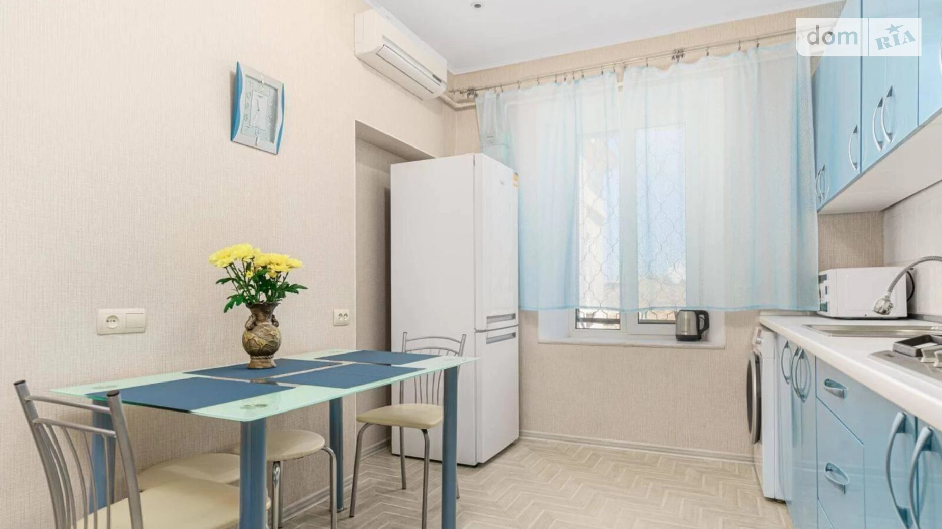 Продається 3-кімнатна квартира 80.2 кв. м у Одесі, вул. Велика Арнаутська