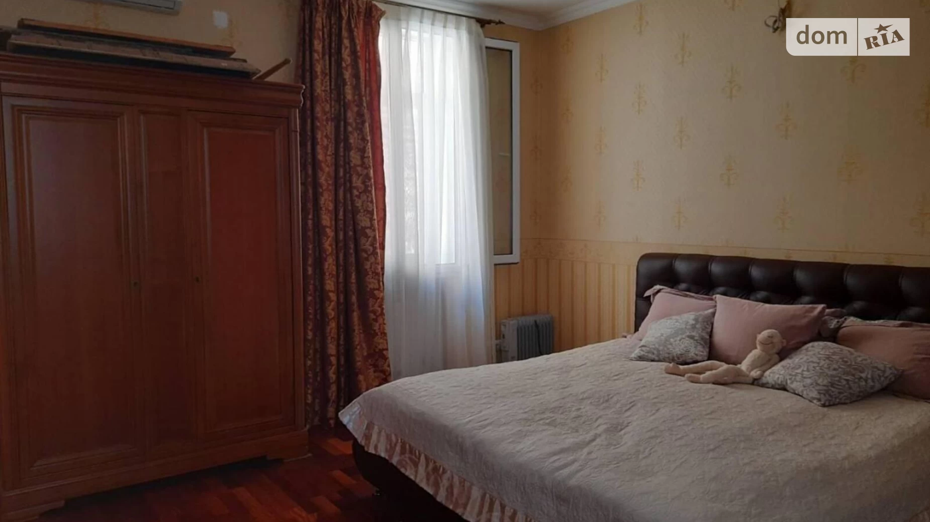 Продается 3-комнатная квартира 217.7 кв. м в Одессе, ул. Екатерининская
