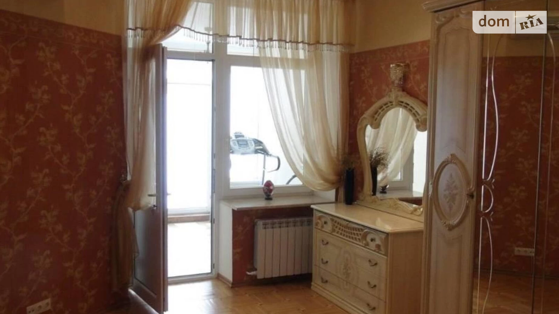 Продається 3-кімнатна квартира 230 кв. м у Одесі, вул. Довженка