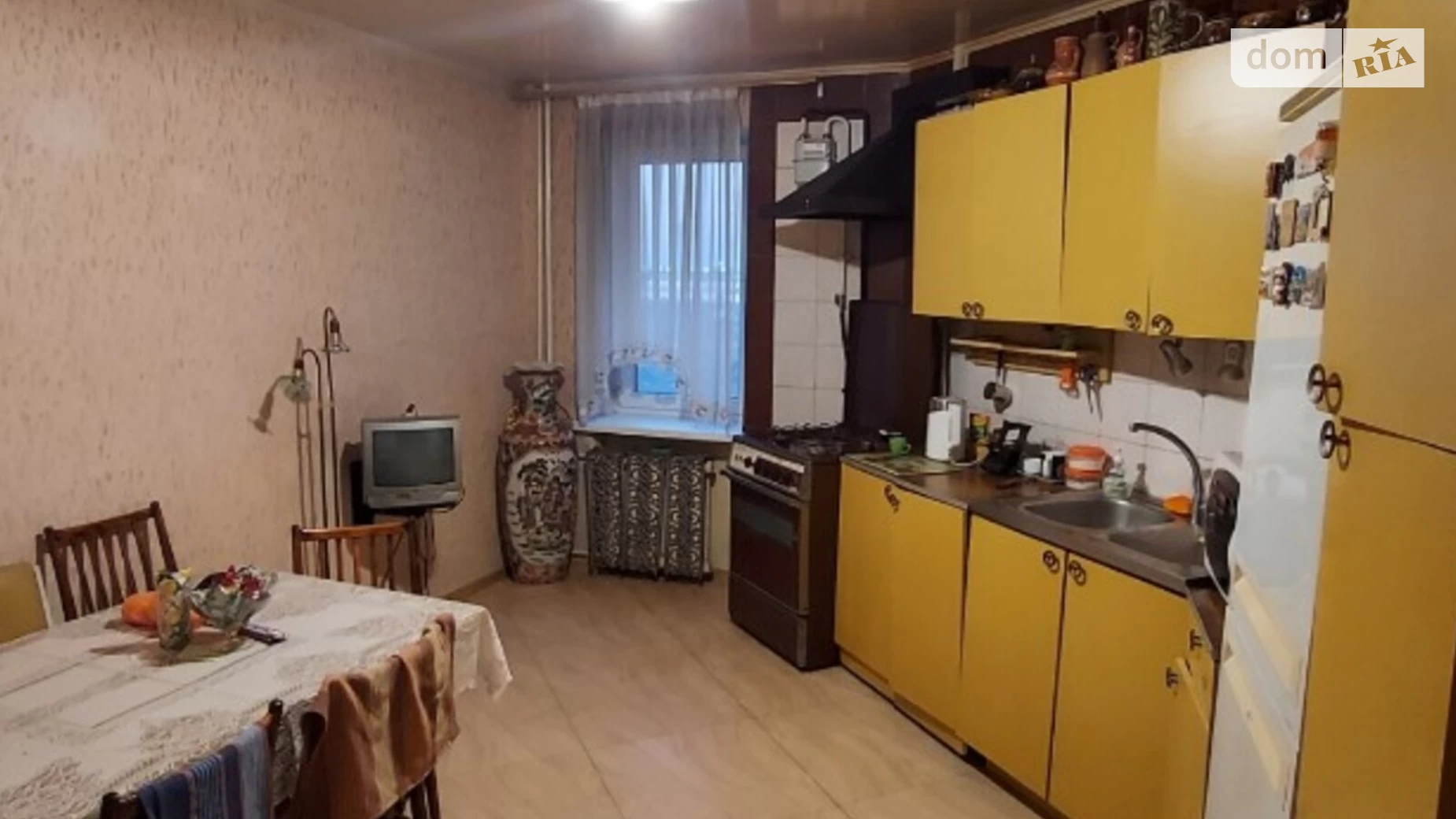 Продается 4-комнатная квартира 93 кв. м в Черноморске, ул. Виталия Шума