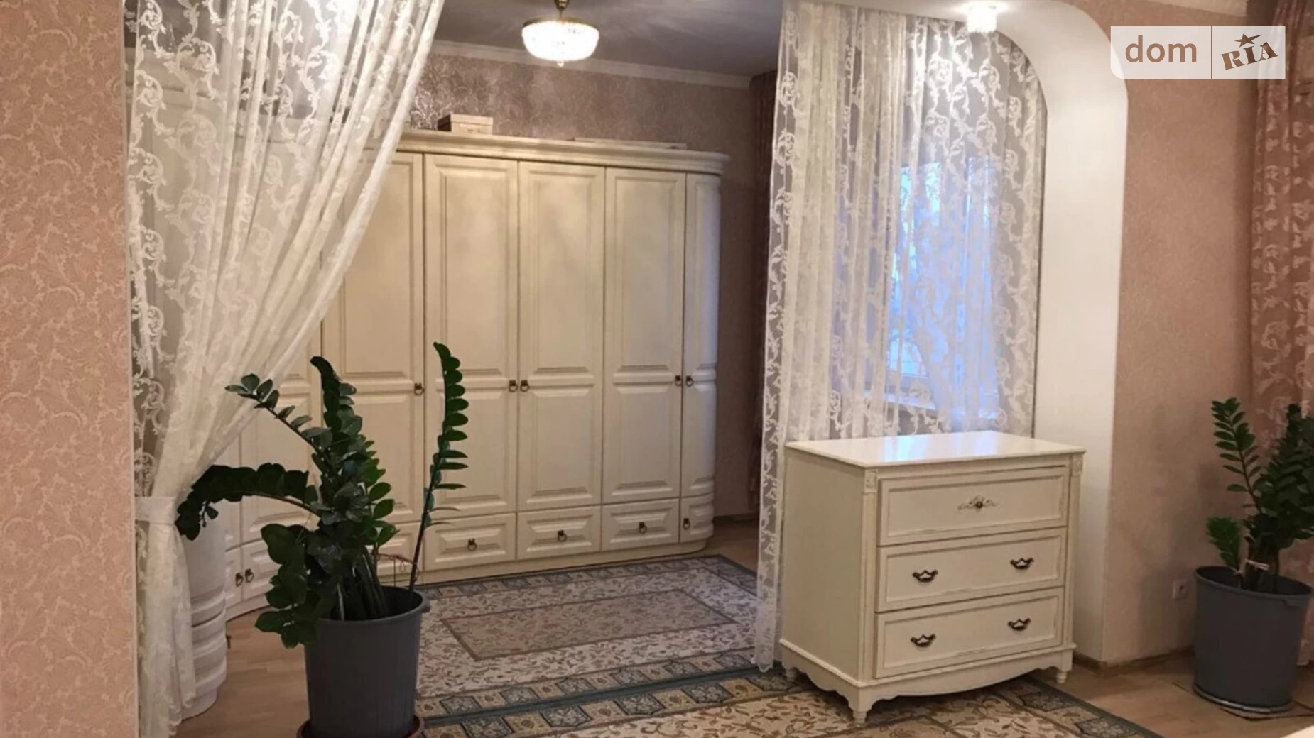Продается 3-комнатная квартира 160 кв. м в Одессе, пер. Книжный, 19