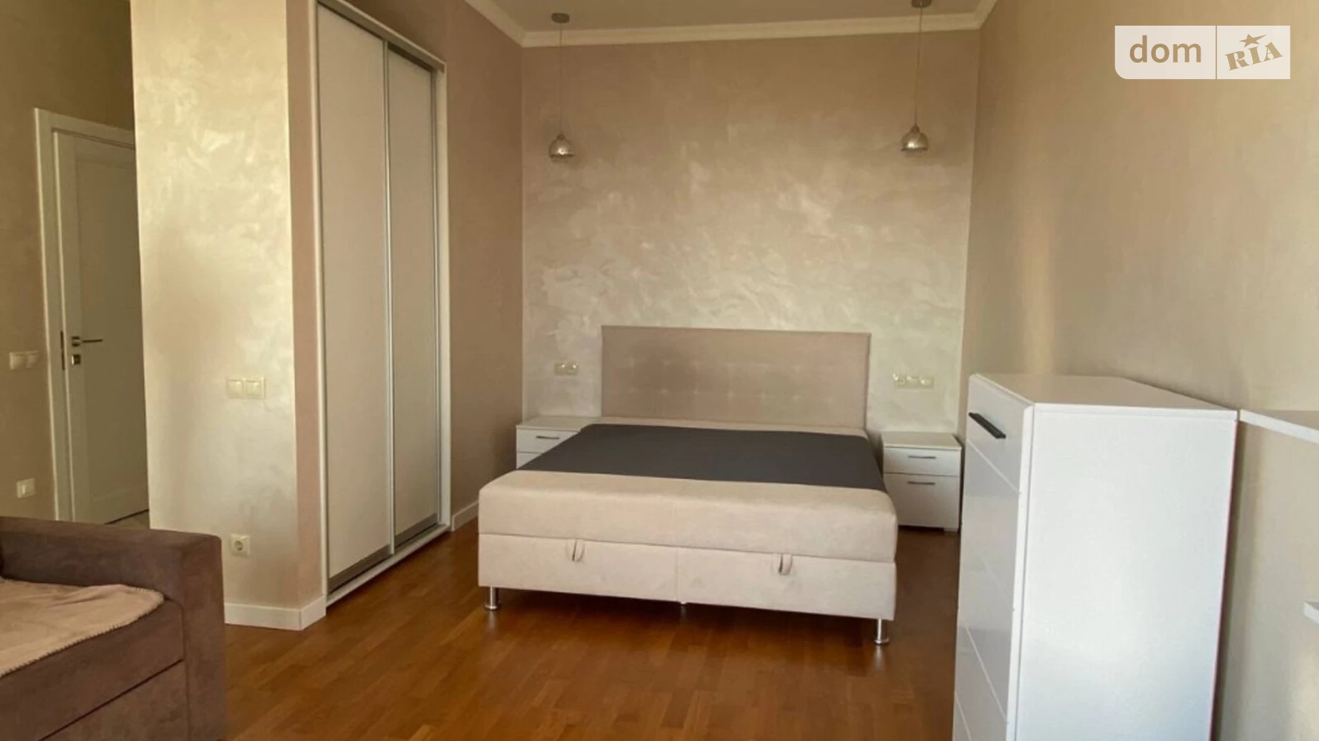 Продается 1-комнатная квартира 39 кв. м в Одессе, бул. Французский