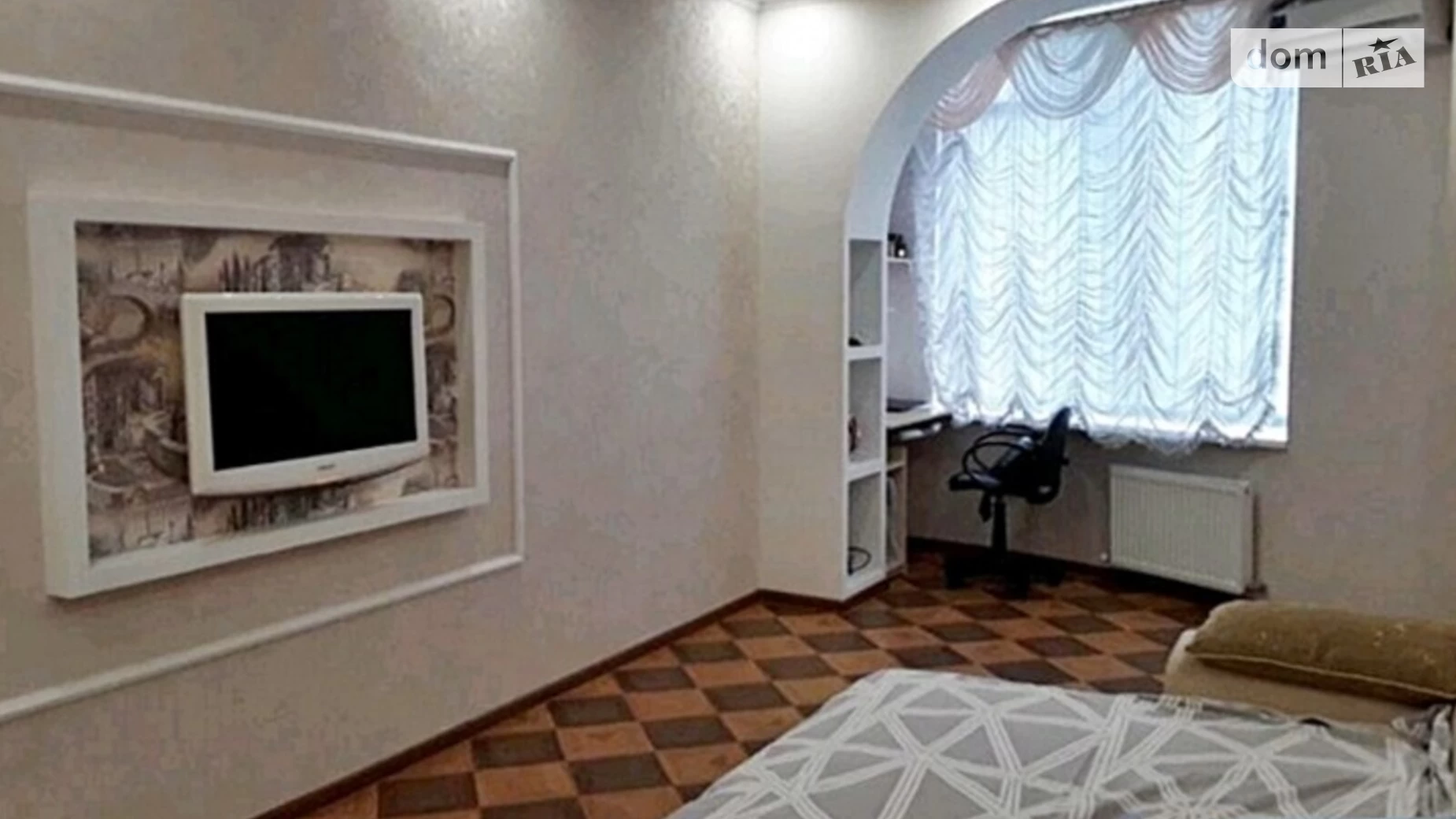Продается 1-комнатная квартира 63 кв. м в Одессе, ул. Макаренко, 2А