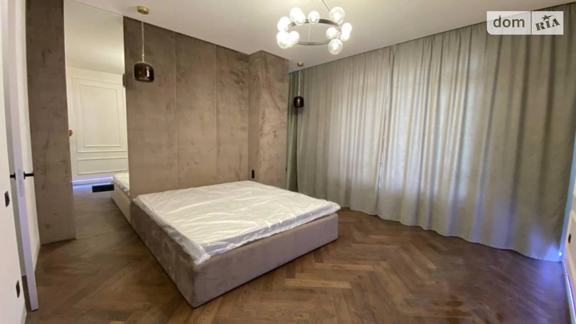Продается 4-комнатная квартира 130 кв. м в Киеве, ул. Саперное Поле, 5