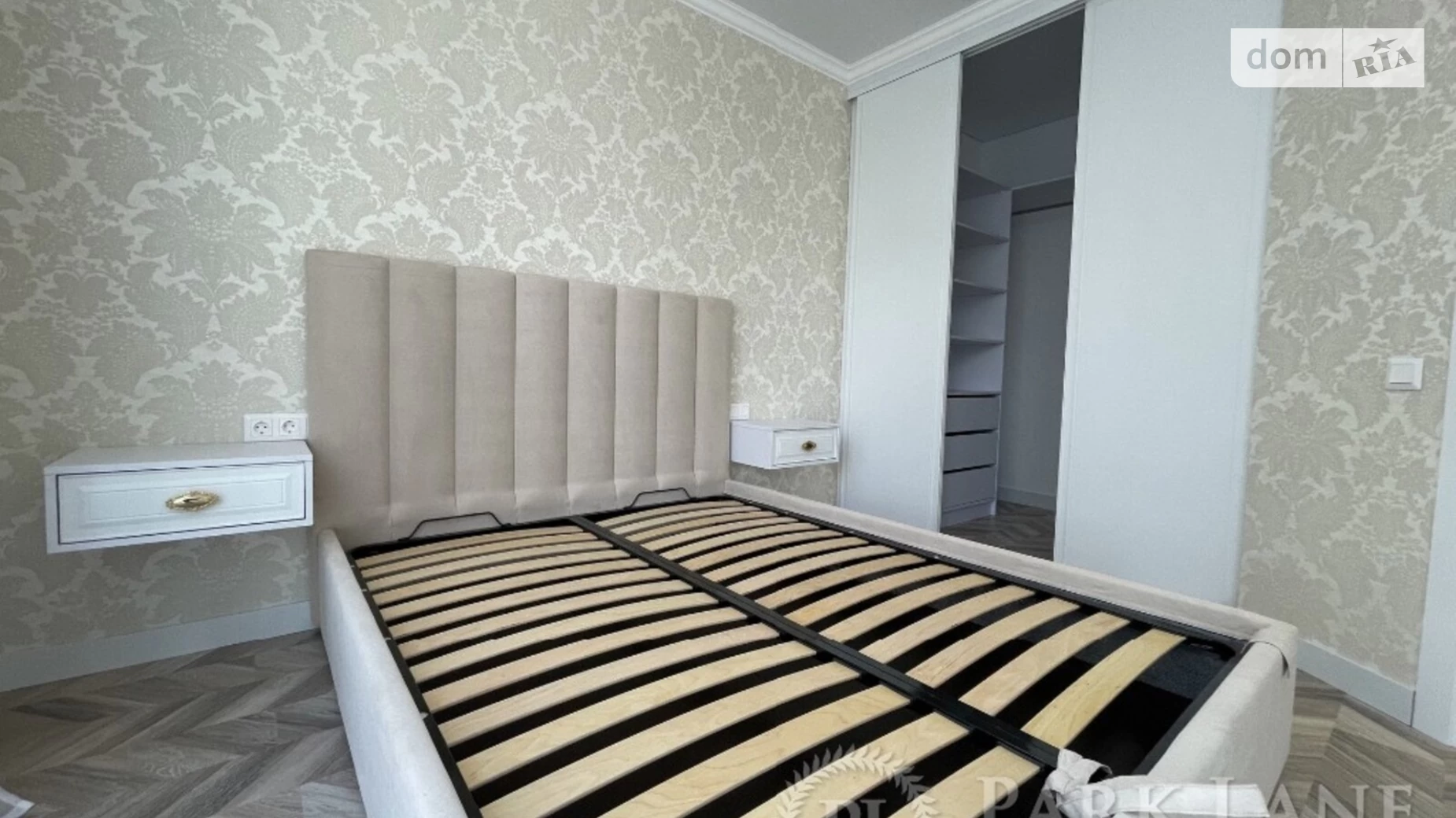 Продается 1-комнатная квартира 42 кв. м в Киеве, ул. Предславинская, 42