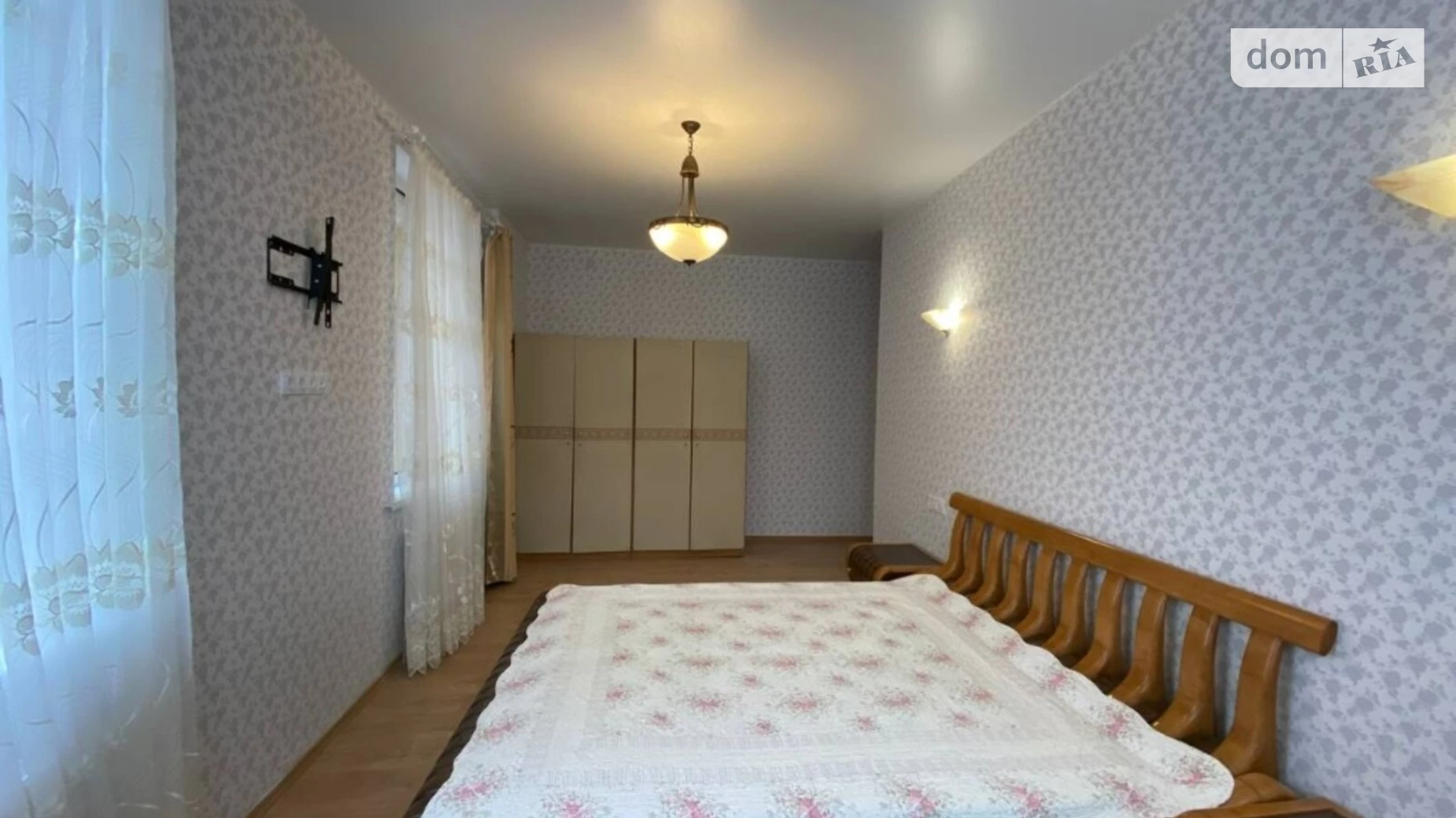 Продается 3-комнатная квартира 110 кв. м в Одессе, ул. Люстдорфская дорога