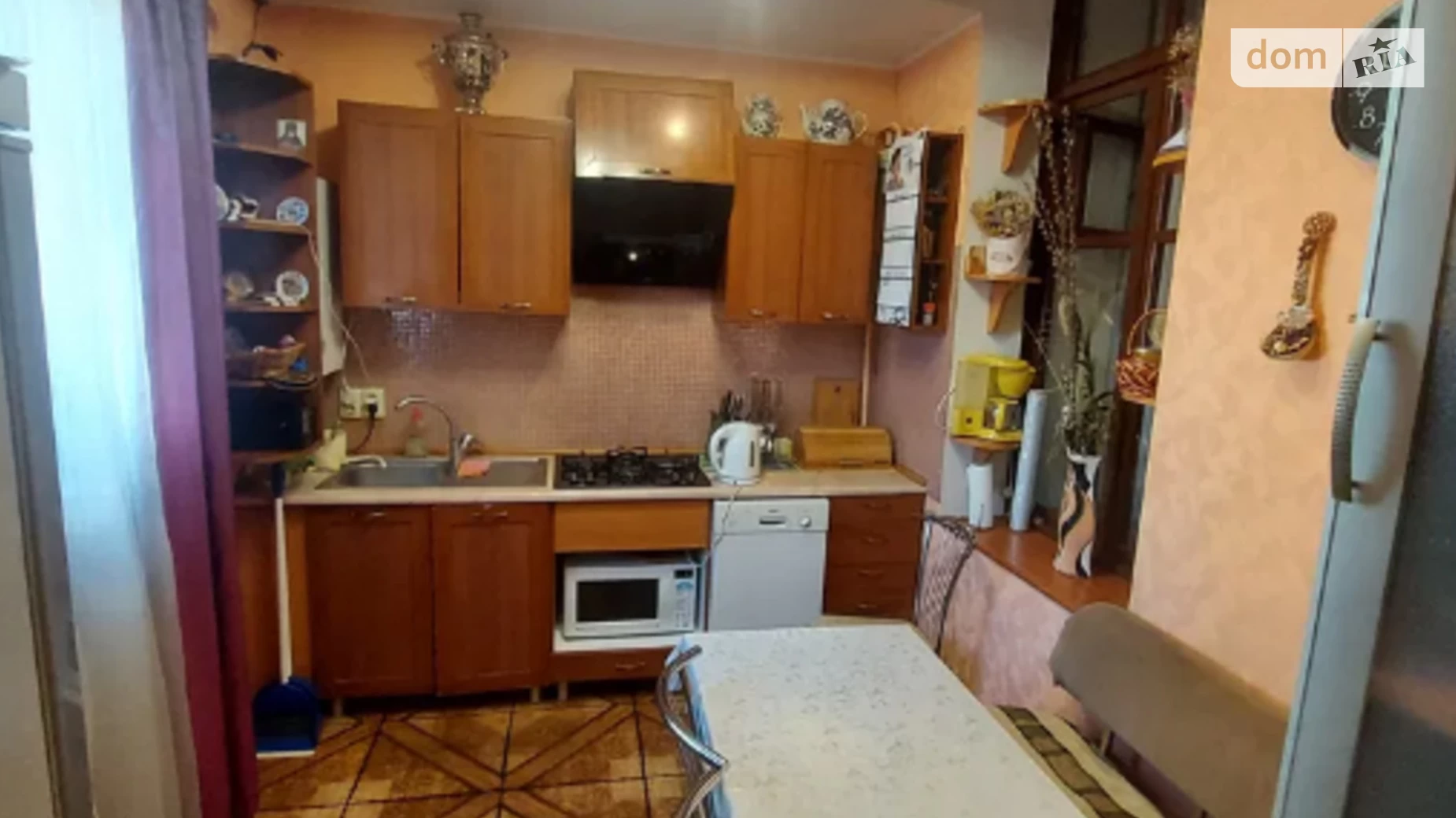 Продается 4-комнатная квартира 80 кв. м в Одессе, ул. Люстдорфская дорога