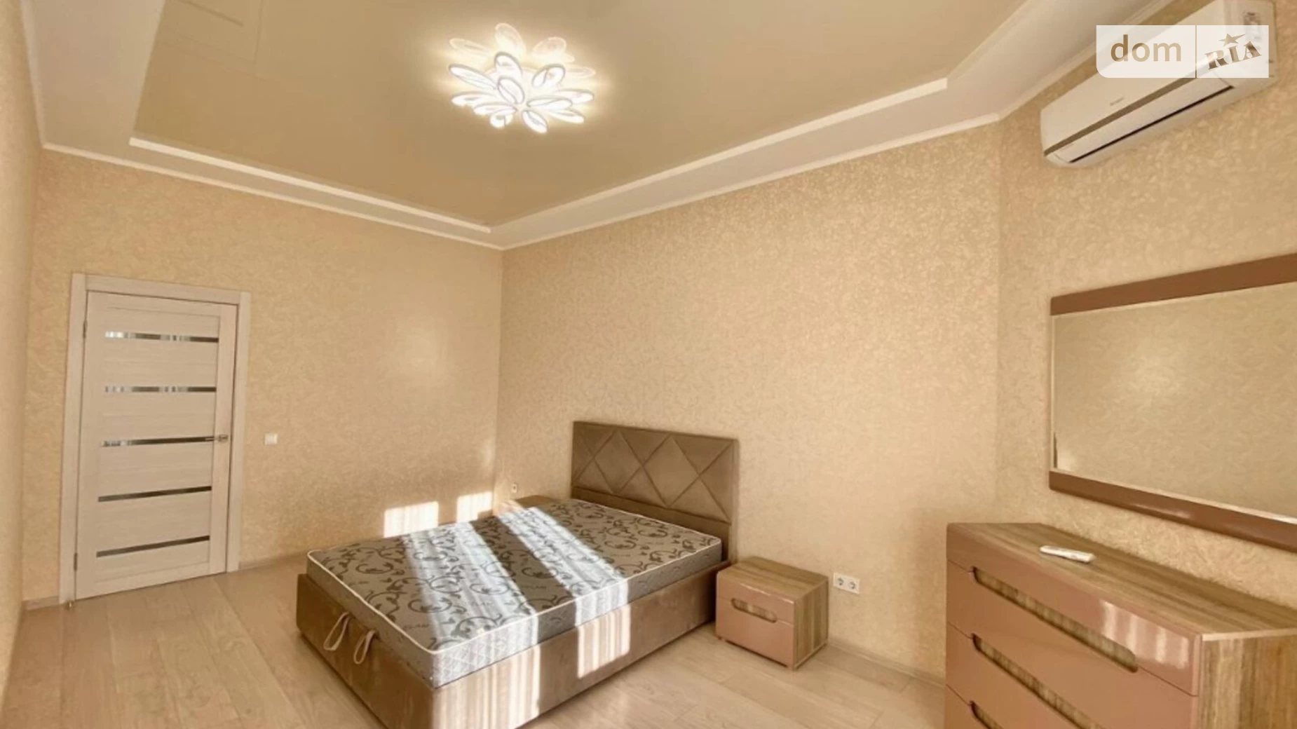 Продається 3-кімнатна квартира 100 кв. м у Одесі, плато Гагарінське