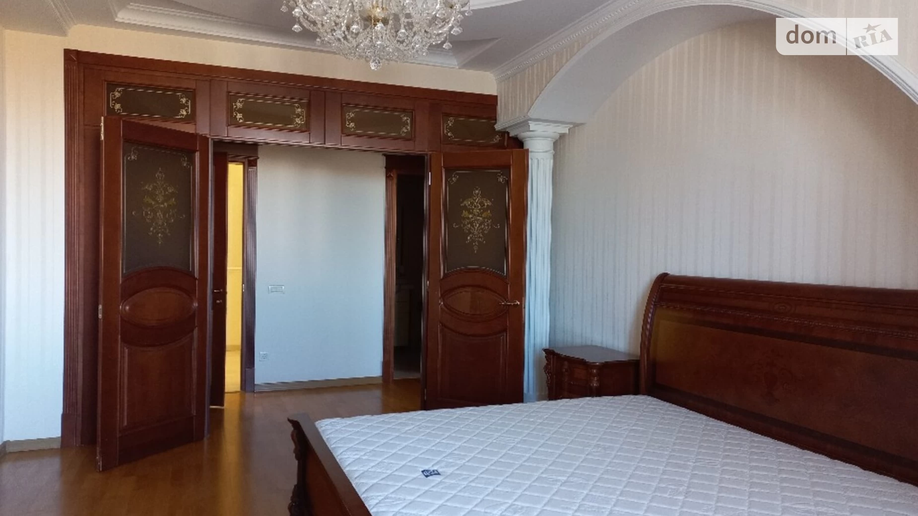 Продається 2-кімнатна квартира 120 кв. м у Одесі, просп. Шевченка, 33Б