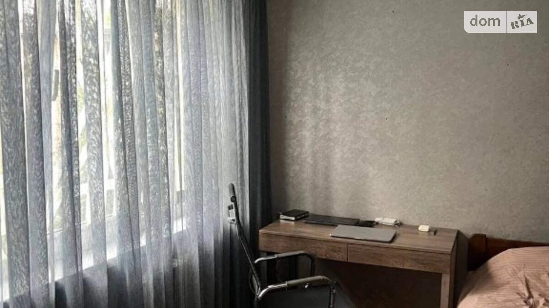 Продается 3-комнатная квартира 50 кв. м в Одессе, ул. Героев Крут